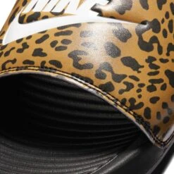 Nike Sportswear Chaussures De Piscine Mule VICTORI ONE SLIDE PRINT Femme Marron -ADIDAS PERFORMANCE Soldes 78e0c84767202cab68be86d476d27d22